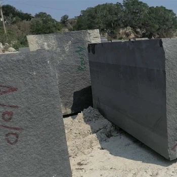 مورد حجر الجرانيت الأسود